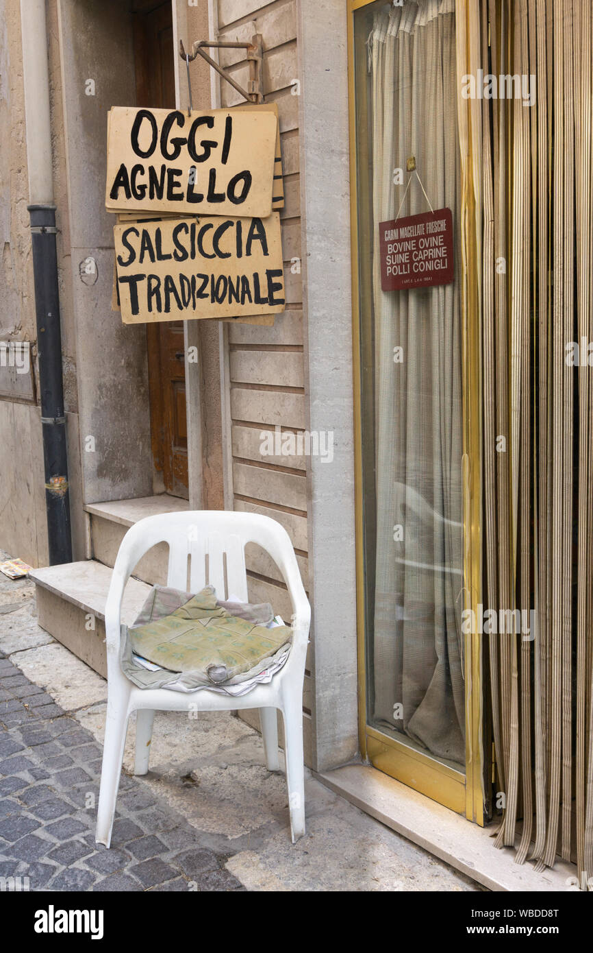 Zeichen außerhalb von einem Metzger shop Werbung, Lamm heute und traditionelle Wurst, in der Altstadt von Noto im Südosten von Sizilien. Italien Stockfoto
