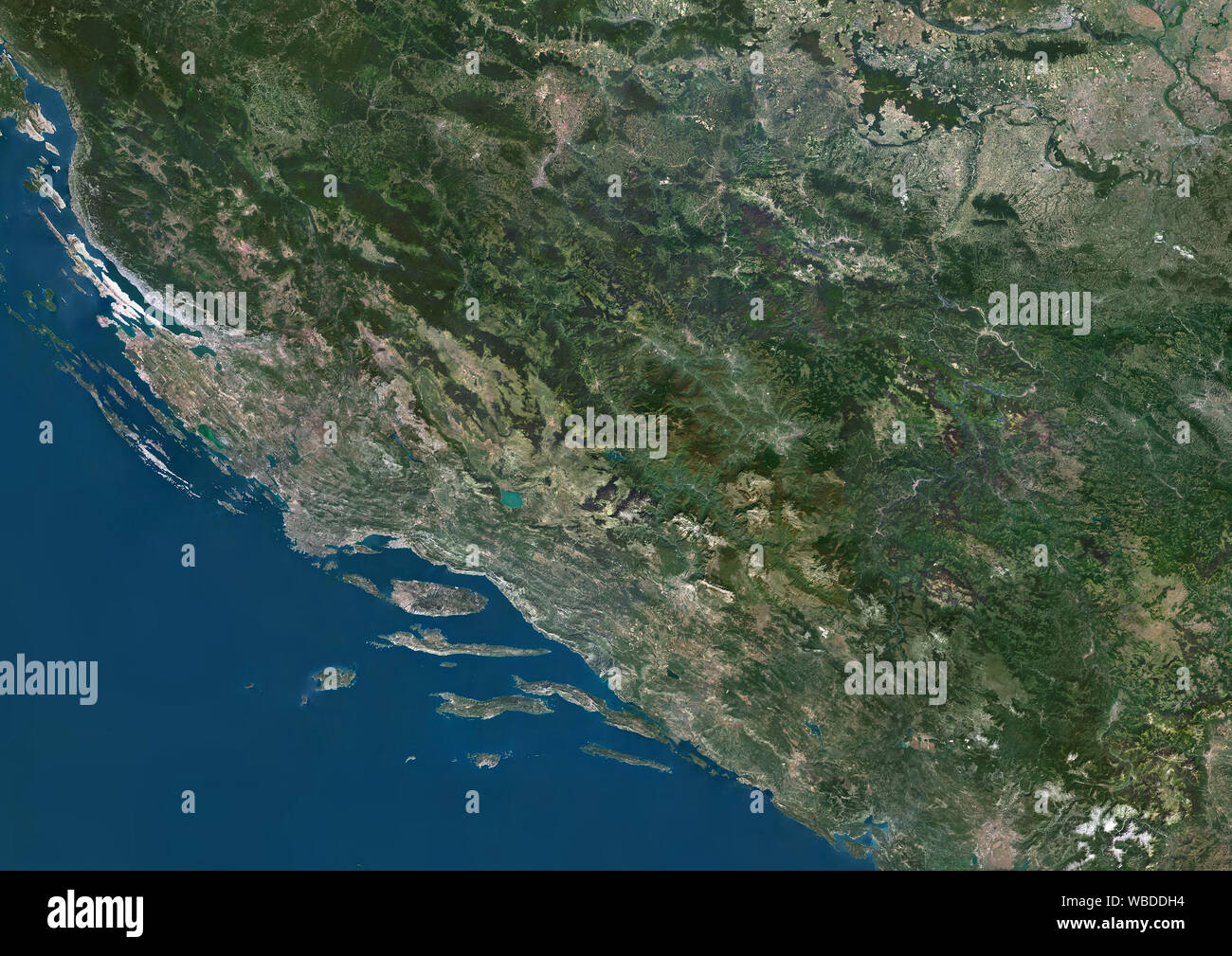Farbe Satellitenbild von Bosnien und Herzegowina, locateed innerhalb der Balkanhalbinsel. Dieses Bild wurde aus Daten von Sentinel-2 & Landsat 8 Satelliten erfassten zusammengestellt. Stockfoto