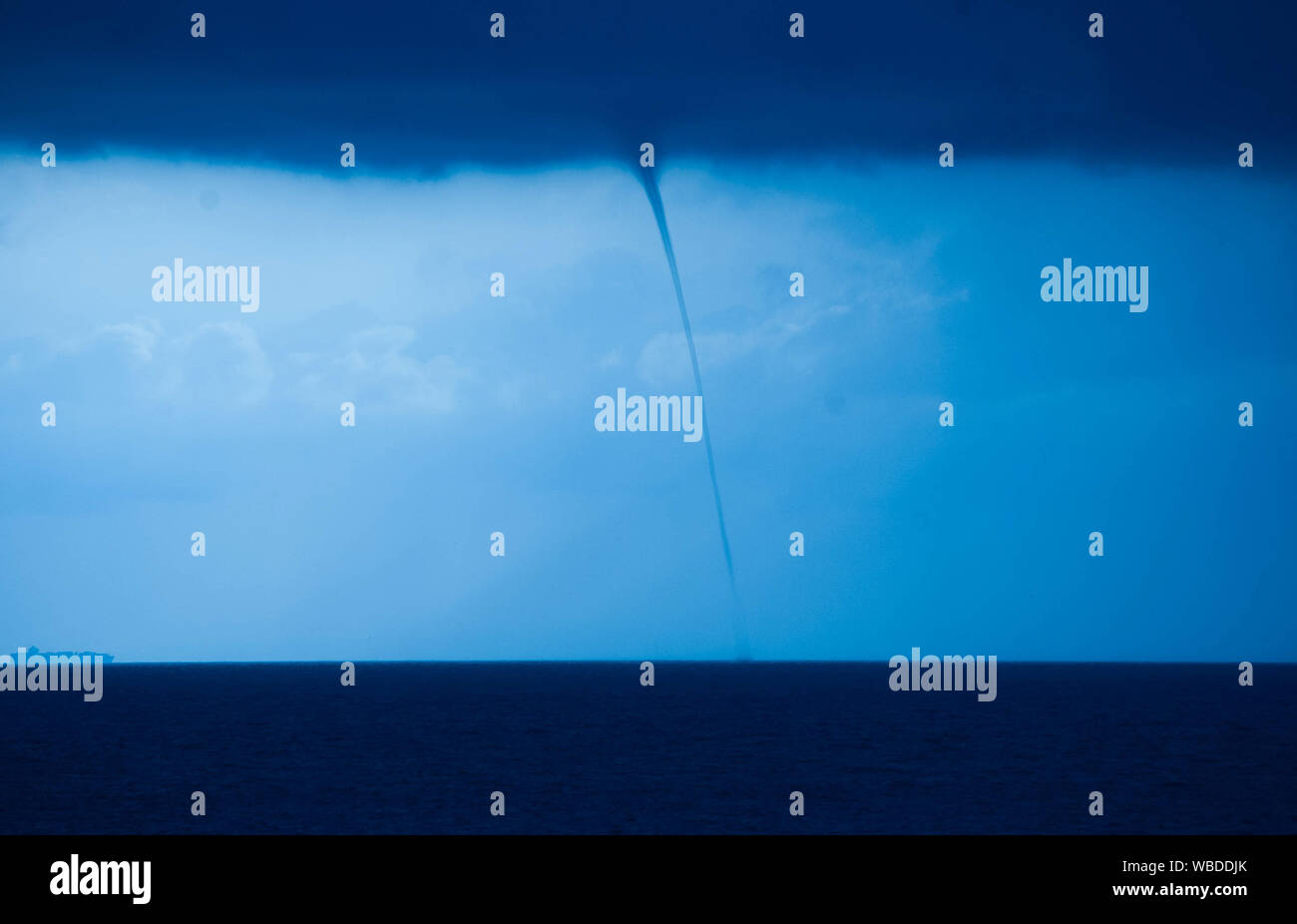 Tornado im offenen Meer Stockfoto