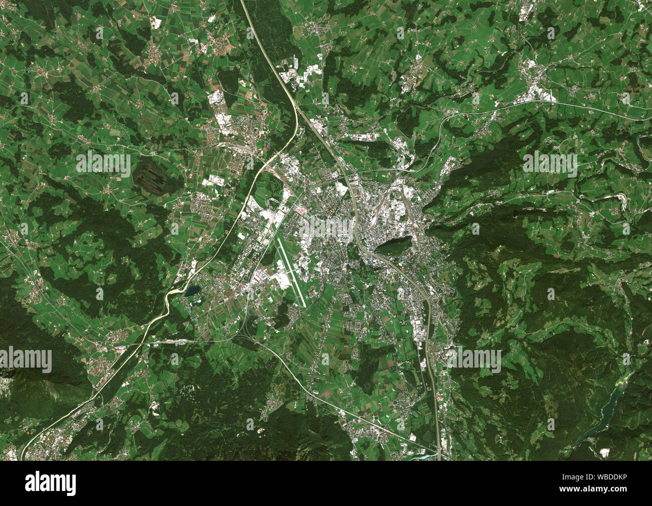 Farbe Satellitenbild von Salzburg, Österreich. Bild am 27. August gesammelt, 2018 von Sentinel-2 Satelliten. Stockfoto
