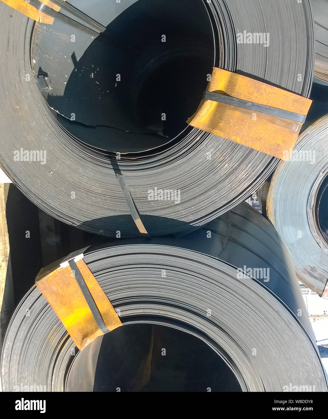 Bleche in Rollen. Exportieren von Stahl. Verpackung von Stahl für den Transport. Stockfoto