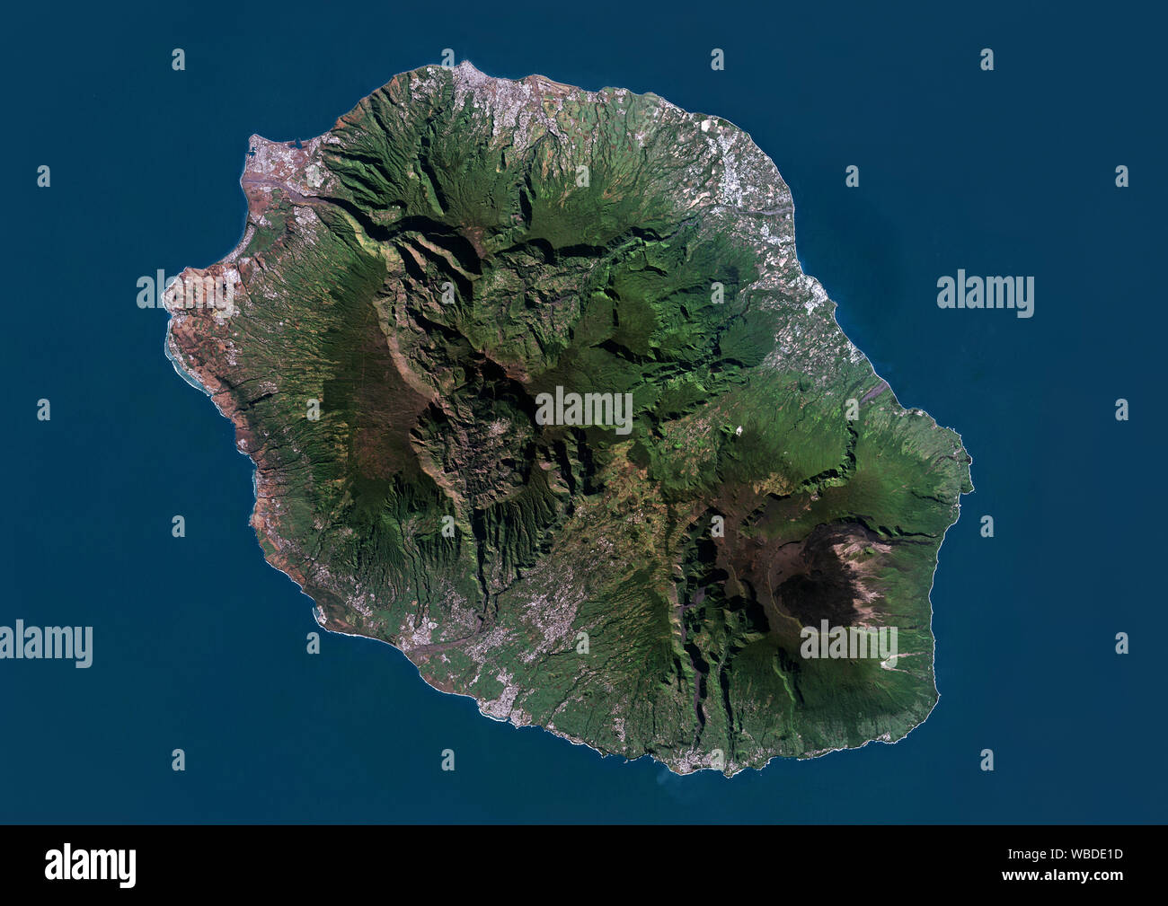 Farbe Satellitenbild der Insel Reunion im Indischen Ozean. Diese Insel ist von zwei Vulkane, Vulkan Piton des Neiges, der höchste Punkt auf der Insel auf 3069 m und Piton de la Fournaise auf 2632 m, ein aktiver schildvulkan am östlichen Ende der Insel La Réunion. Bild am 01 Mai, 2014 von Landsat 8 Satelliten. Stockfoto
