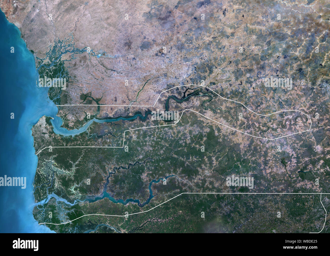 Farbe Satellitenbild von Gambia (mit administrativen Grenzen). Das Land ist auf beiden Seiten des Gambia River gelegen. Dieses Bild wurde aus Daten von Sentinel-2 & Landsat 8 Satelliten erfassten zusammengestellt. Stockfoto