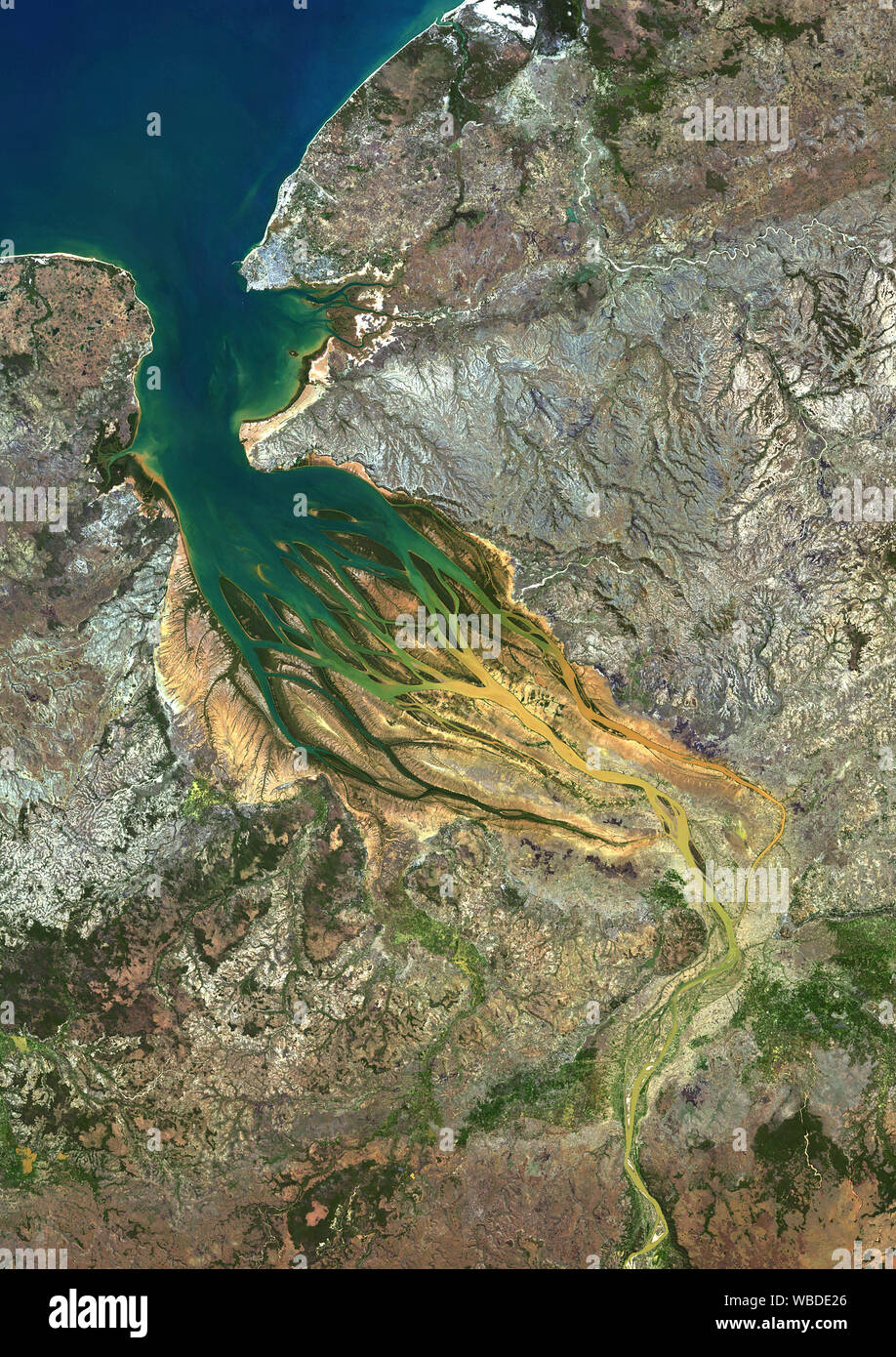 Farbe Satellitenbild des Betsiboka River und Bombetoka Bucht an der nordwestlichen Küste von Madagaskar in der Nähe der Stadt Antalya, wo die Betsiboka River fließt in den Kanal von Mosambik. Dieses Bild wurde aus Daten von Sentinel-2 & Landsat 8 Satelliten erfassten zusammengestellt. Stockfoto