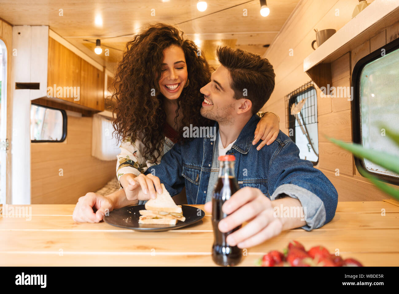 Glückliches junges Paar mit Mittagessen in einem trailer Stockfoto