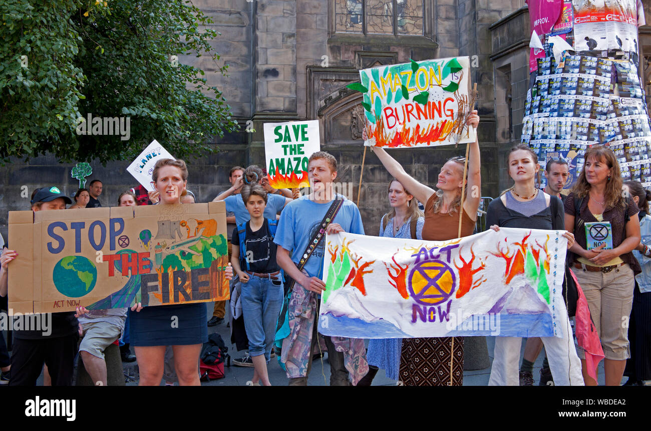 Edinburgh, Schottland, Großbritannien. 26 Aug, 2019. Rund 50 Demonstranten friedlich in der High Street versammelten außerhalb St Giles Kathedrale gegen kriminelle Untätigkeit der britischen Regierungen auf das Klima und die ökologische Krise" die Gruppe wird als Nicht gewaltsame Auslöschung Rebellion eingestuft zu demonstrieren. Sie wurden von einer mindestens zwanzig uniformierte Polizisten begleitet. Sie behaupten, sie protestieren, sind die Regierung davon zu überzeugen, notfalls Maßnahmen auf das Klima und ökologische Krise zu nehmen. Stockfoto