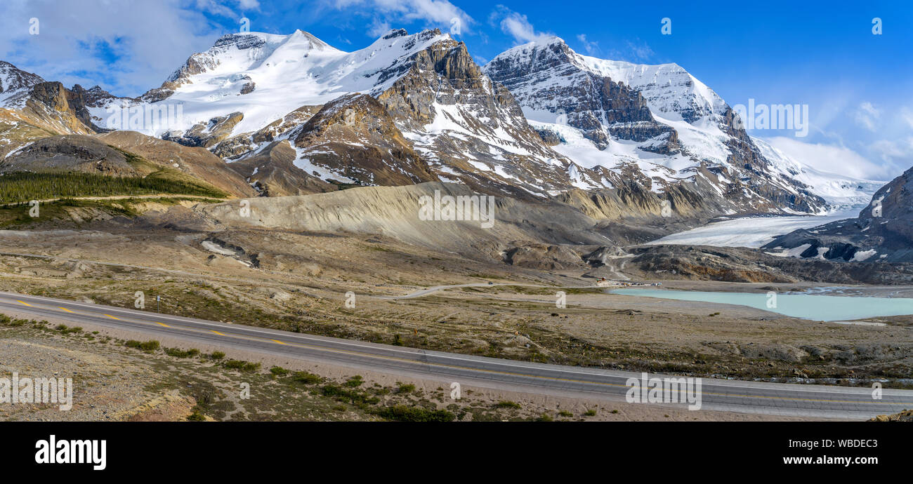Snow Peaks - Frühling Panorama von massiven schneebedeckten Mt. Athabasca und Mt. Andromeda hoch an der Seite des Athabasca Glacier, Jasper National Park. Stockfoto