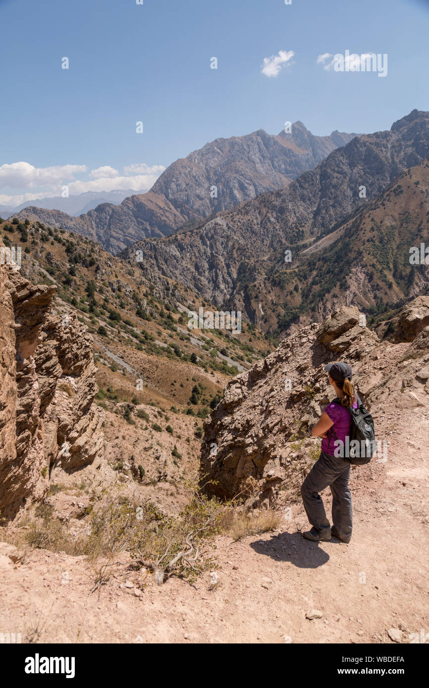 Ein solo, Einsame, weibliche Wanderer, Trekker in der Ugam-Chatkal Chatkal Berge im Nationalpark in Usbekistan. Stockfoto