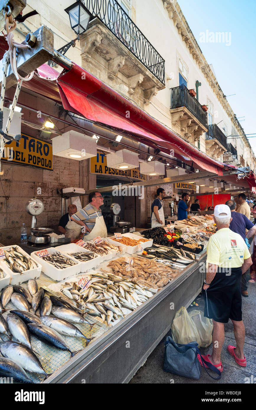 Ein Fischhändler auf der Insel Ortygia Markt in Syrakus, Sizilien, Italien. Stockfoto