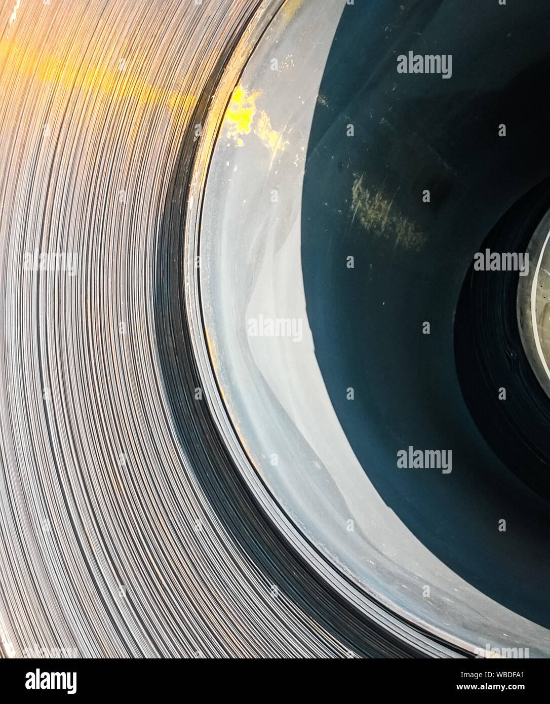 Bleche in Rollen. Exportieren von Stahl. Verpackung von Stahl für den Transport. Stockfoto