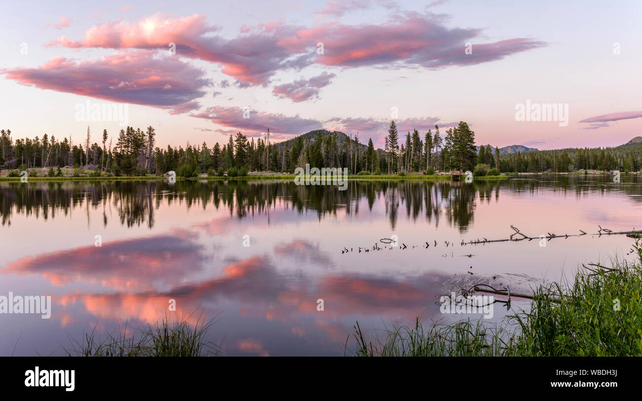 Sonnenuntergang Sprague See - Ein bunter Sommer Sonnenuntergang Blick von Sprague See, Rocky Mountain National Park, Colorado, USA. Stockfoto