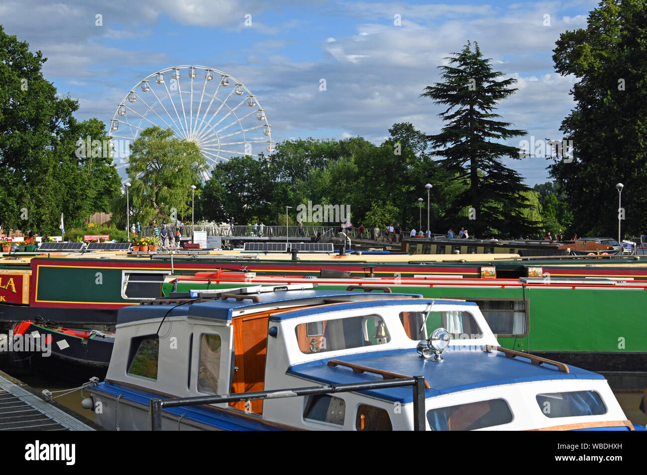 Stratford-upon-Avon - Blick über schmale Boote in Richtung Big Wheel. England, Großbritannien Stockfoto