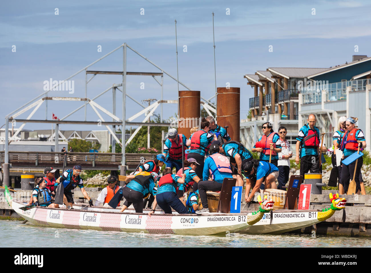 Drachenboot Team aus Ihrem Boot nach dem Rennen auf dem 2019 Steveston Dragon Boat Festival in British Columbia Kanada Stockfoto