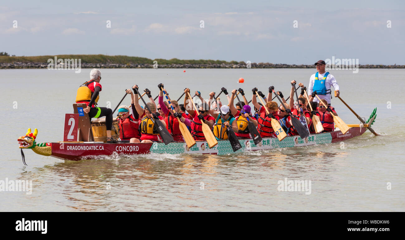 Drachenboot Team ihren Weg zur Startlinie am2019 Steveston Dragon Boat Festival in British Columbia Kanada Stockfoto