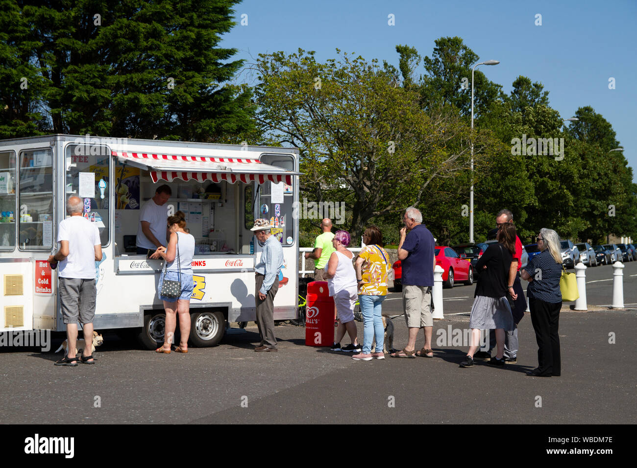 Tayside, Dundee, Schottland, Großbritannien. 26 August, 2019. UK Wetter: Heatwave fegt über Dundee auf Feiertag Montag mit Temperaturen bis 24 Grad Celsius. Urlauber genießen Sie den späten Nachmittag auf Broughty Ferry Strand. Die Menschen Schlange, um bei einem Eis van Eis und alkoholfreie Getränke an der Promenade entlang zu kaufen. Credit: Dundee Photographics/Alamy leben Nachrichten Stockfoto