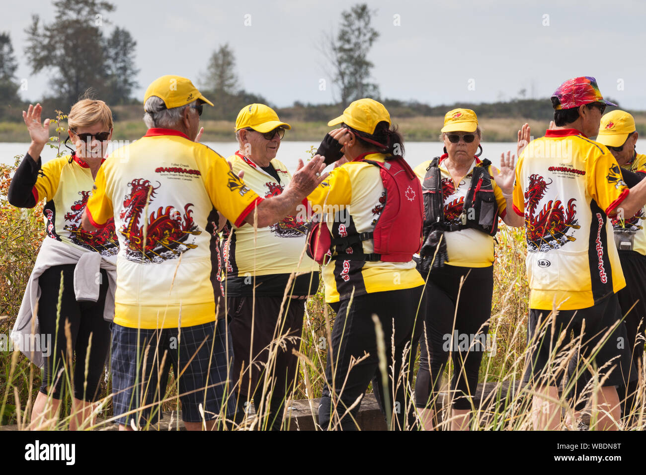Mitglieder einer gemischten Senior Team Aufwärmen am2019 Steveston Dragon Boat Festival in British Columbia Kanada Stockfoto