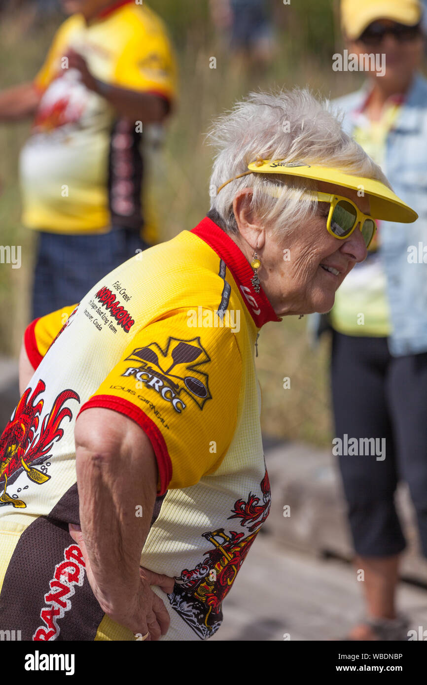Mitglieder einer gemischten Senior Team Aufwärmen am2019 Steveston Dragon Boat Festival in British Columbia Kanada Stockfoto