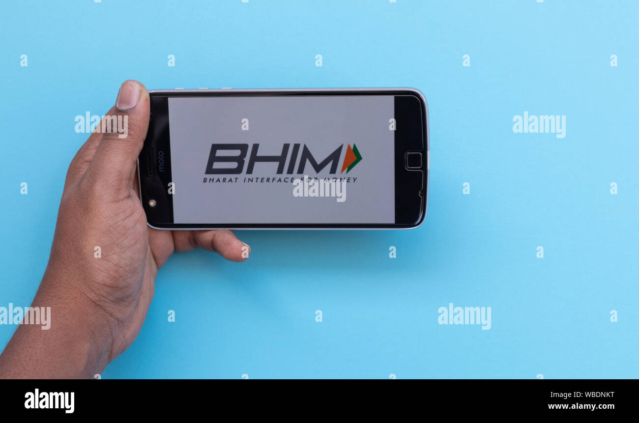 Maski, Indien 25, August 2019: Hände mit BHIM oder Bharat Schnittstelle für Geld app ist ein Digital Wallet von der indischen Regierung laden auf dem Mobiltelefon Stockfoto