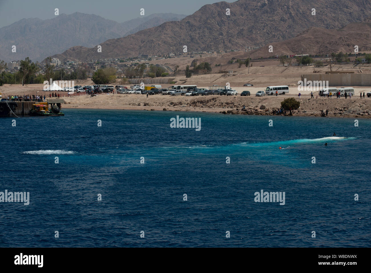 Aqaba, Jordanien, 26. August 2019. Die Aqaba Special Economic Zone Authority (ASEZE) scuttles einer Lockheed L-1011 Tristar in 15-18 m vor der Küste des Roten Meeres. Die neue Website ist für Sporttaucher richtet und ein neues Riff in den sandigen Gebieten außerhalb der Stadt zu erstellen. Credit: Dan Burton Foto/Alamy leben Nachrichten Stockfoto