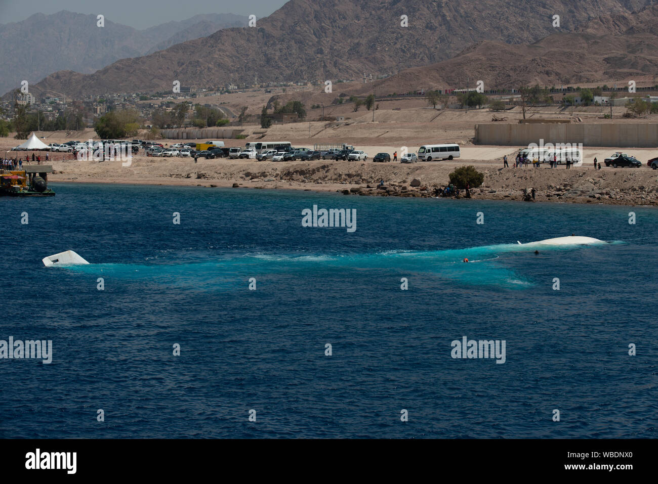 Aqaba, Jordanien, 26. August 2019. Die Aqaba Special Economic Zone Authority (ASEZE) scuttles einer Lockheed L-1011 Tristar in 15-18 m vor der Küste des Roten Meeres. Die neue Website ist für Sporttaucher richtet und ein neues Riff in den sandigen Gebieten außerhalb der Stadt zu erstellen. Credit: Dan Burton Foto/Alamy leben Nachrichten Stockfoto