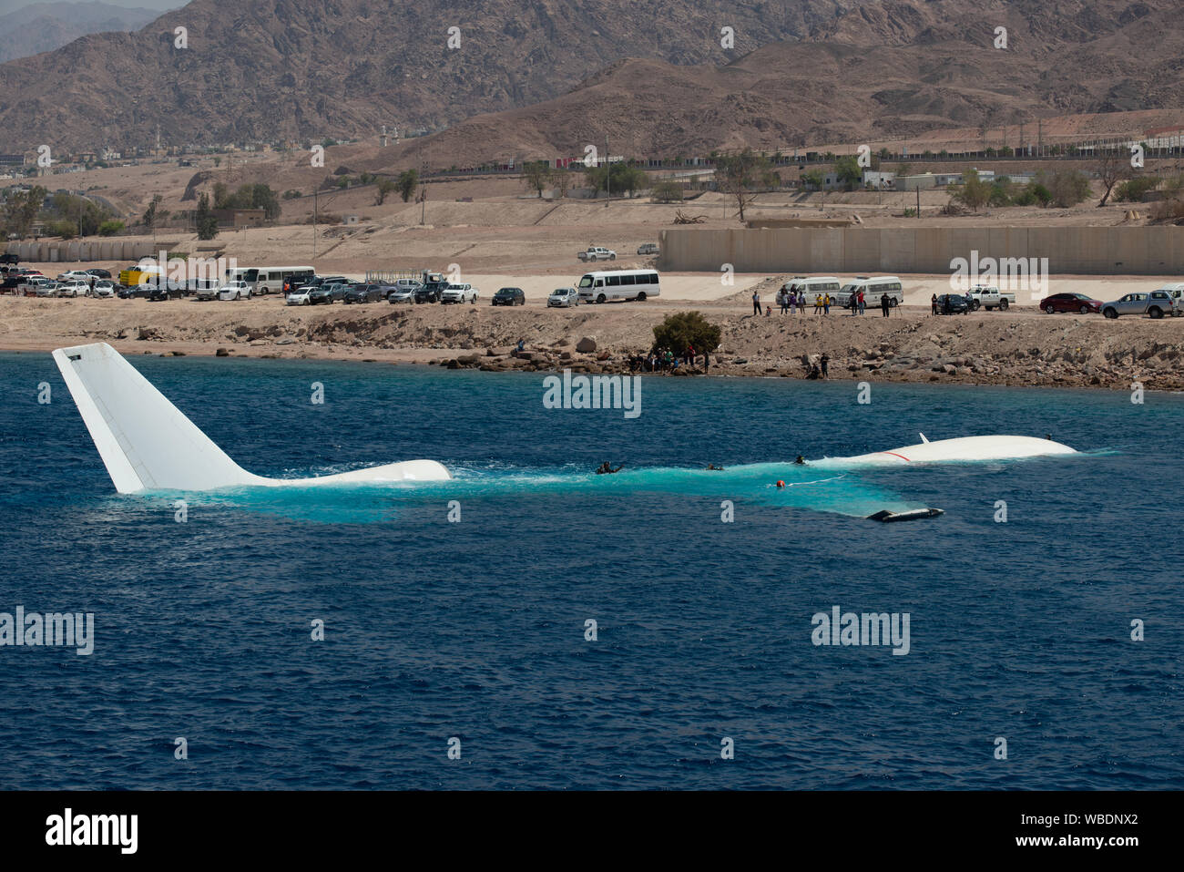 Aqaba, Jordanien, 26. August 2019. Die Aqaba Special Economic Zone Authority (ASEZE) scuttles einer Lockheed L-1011 Tristar in 15-18 m vor der Küste des Roten Meeres. Die neue Website ist für Sporttaucher richtet und ein neues Riff in den sandigen Gebieten außerhalb der Stadt zu erstellen. Credit: Dan Burton Foto/Alamy leben Nachrichten Stockfoto
