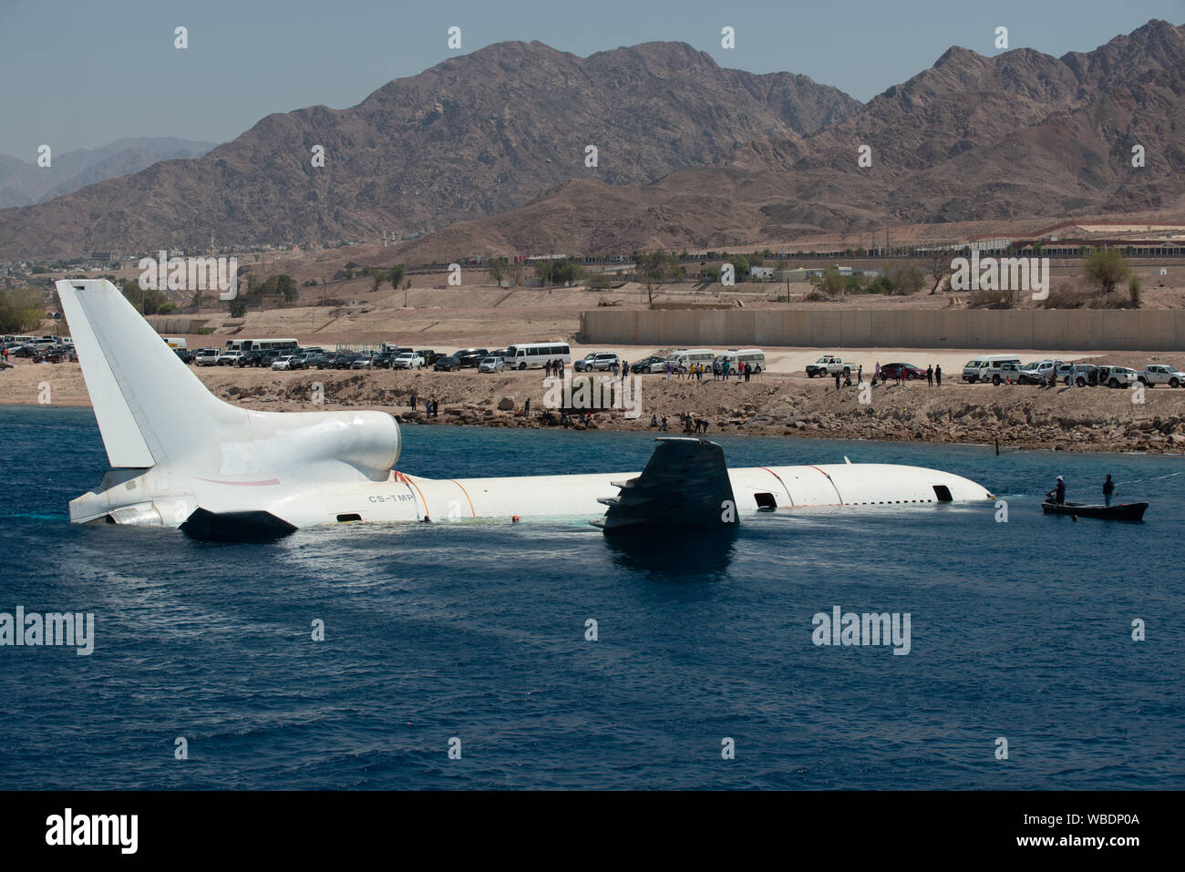 Aqaba, Jordanien, 26. August 2019. Die Aqaba Special Economic Zone Authority (ASEZE) scuttles einer Lockheed L-1011 Tristar in 15-18 m vor der Küste des Roten Meeres. Die neue Website ist für Sporttaucher richtet und ein neues Riff in den sandigen Gebieten außerhalb der Stadt zu erstellen. Credit: Dan Burton Foto/Alamy leben Nachrichten Stockfoto