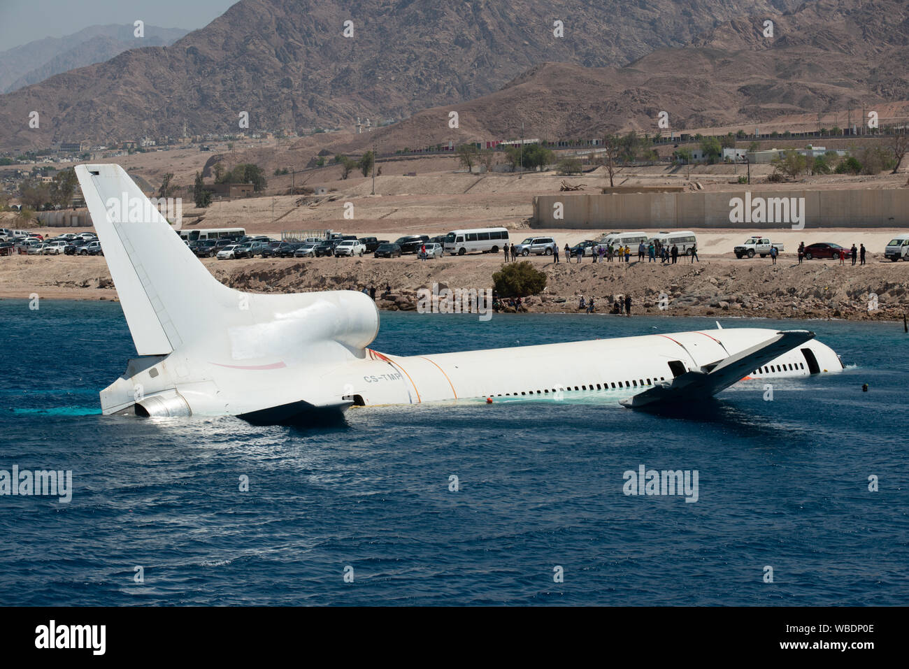 Aqaba, Jordanien, 26. August 2019. Die Aqaba Special Economic Zone Authority (ASEZE) scuttles einer Lockheed L-1011 Tristar in 15-18 m vor der Küste des Roten Meeres. Die neue Website ist für Sporttaucher richtet und ein neues Riff in den sandigen Gebieten außerhalb der Stadt zu erstellen. Credit: Dan Burton Foto/Alamy leben Nachrichten Stockfoto