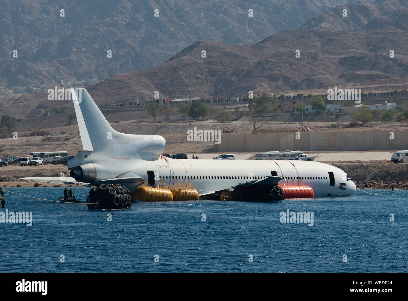 Aqaba, Jordanien, 26. August 2019. Die Aqaba Special Economic Zone Authority (ASEZE) scuttles einer Lockheed L-1011 Tristar in 15-18 m vor der Küste des Roten Meeres. Die neue Website ist für Sporttaucher richtet und ein neues Riff in den sandigen Gebieten außerhalb der Stadt zu erstellen. Credit: Dan Burton Foto/Alamy leben Nachrichten Stockfoto