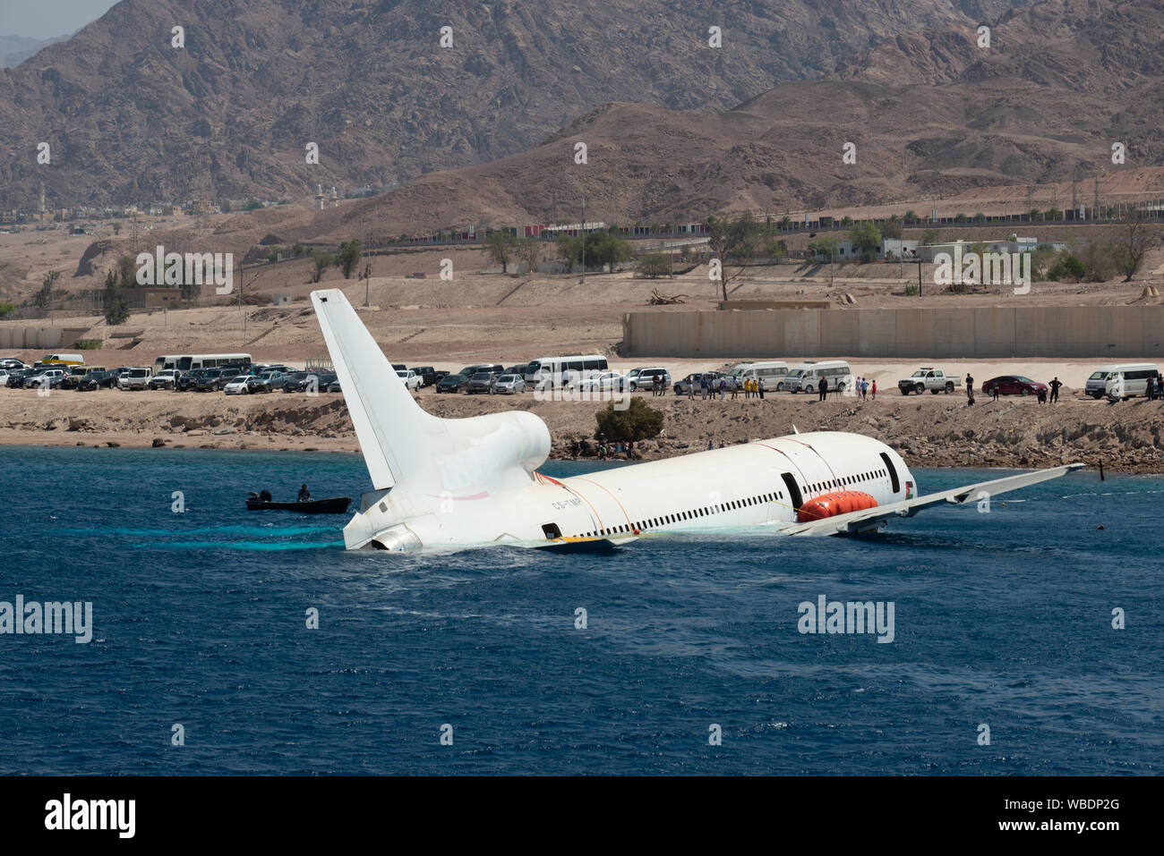 Aqaba, Jordanien, 26. August 2019. Die Aqaba Special Economic Zone Authority (ASEZE) scuttles einer Lockheed L-1011 Tristar in 15-18 m vor der Küste des Roten Meeres. Die neue Website ist für Sporttaucher richtet und ein neues Riff in den sandigen Gebieten außerhalb der Stadt zu erstellen. Credit: Dan Burton Foto/Alamy leben Nachrichten Stockfoto