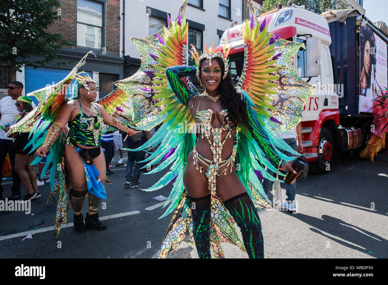 Ladbroke Grove, London, Großbritannien, 26. August 2019, Karneval, Carnival goers, Performer und Tänzer und Masse am zweiten Tag der Notting Hill Carnival Stockfoto