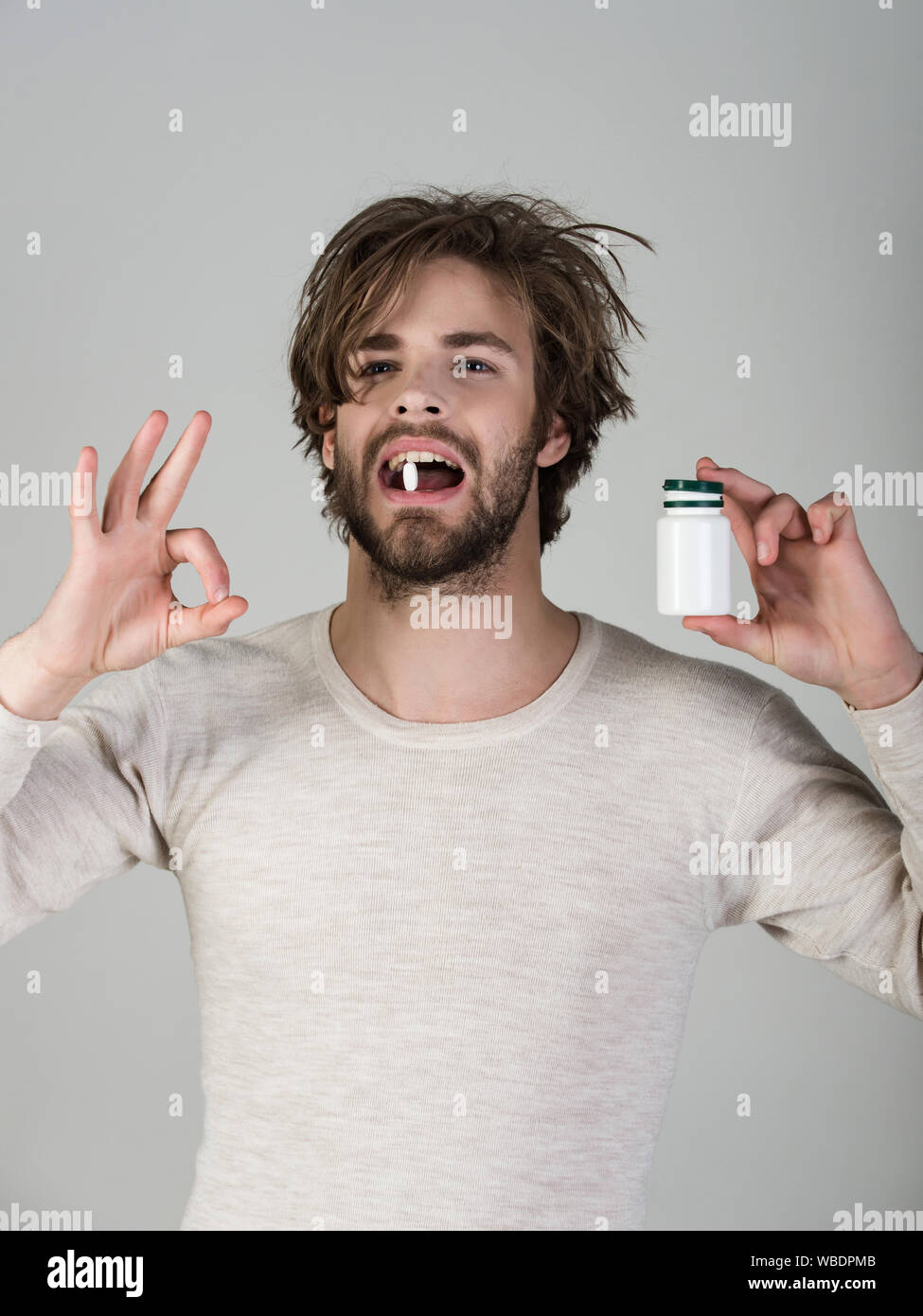 Drogen- und Stärkungsmittel, Schlaflosigkeit. Gesundheit und Medizin, Kater. Mann mit Pillen in jar. Erkältung, Grippe und Kopfschmerzen Behandlung, hypnotischen Tablet. Diät pi Stockfoto