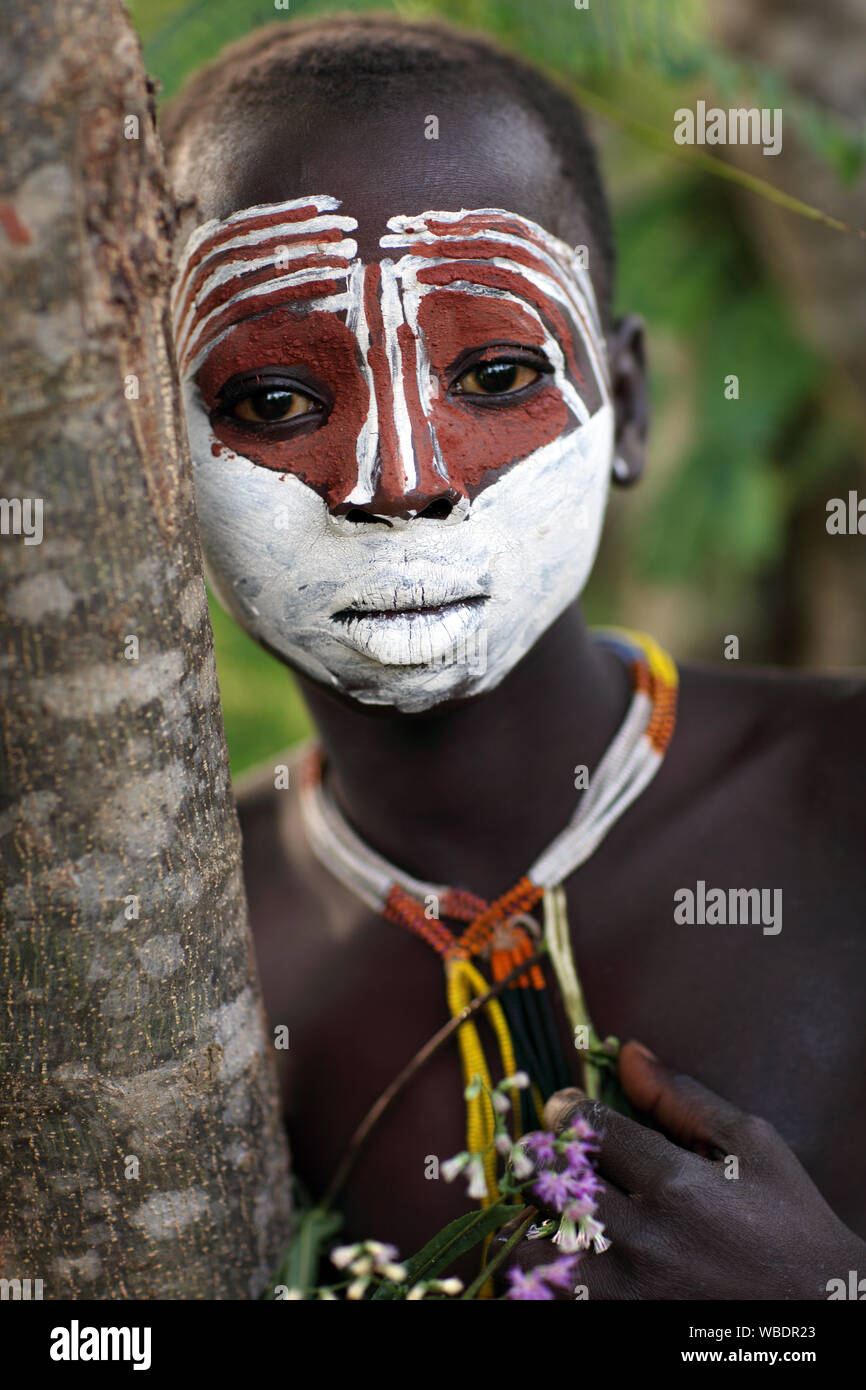 Schöne tribal Suri Mädchen an einer Zeremonie in der Unteren Omo Valley in der Nähe von Kibish, Äthiopien Stockfoto