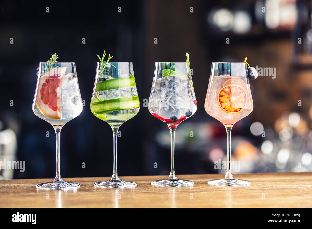 Gin Tonic Cocktails in Weingläser auf Theke in Pup oder Restaurant Stockfoto