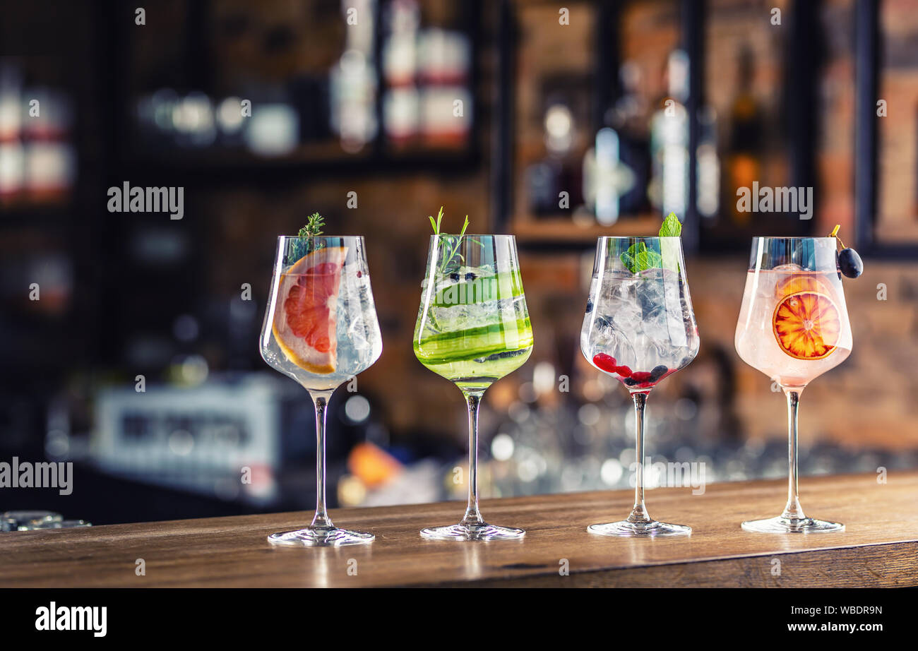 Gin Tonic Cocktails in Weingläser auf Theke in Pup oder Restaurant Stockfoto