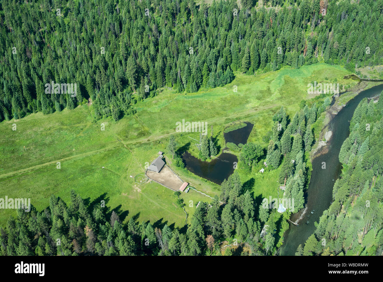 Luftaufnahme von Reds Horse Ranch und die minam River in Oregon Wallowa Mountains. Stockfoto