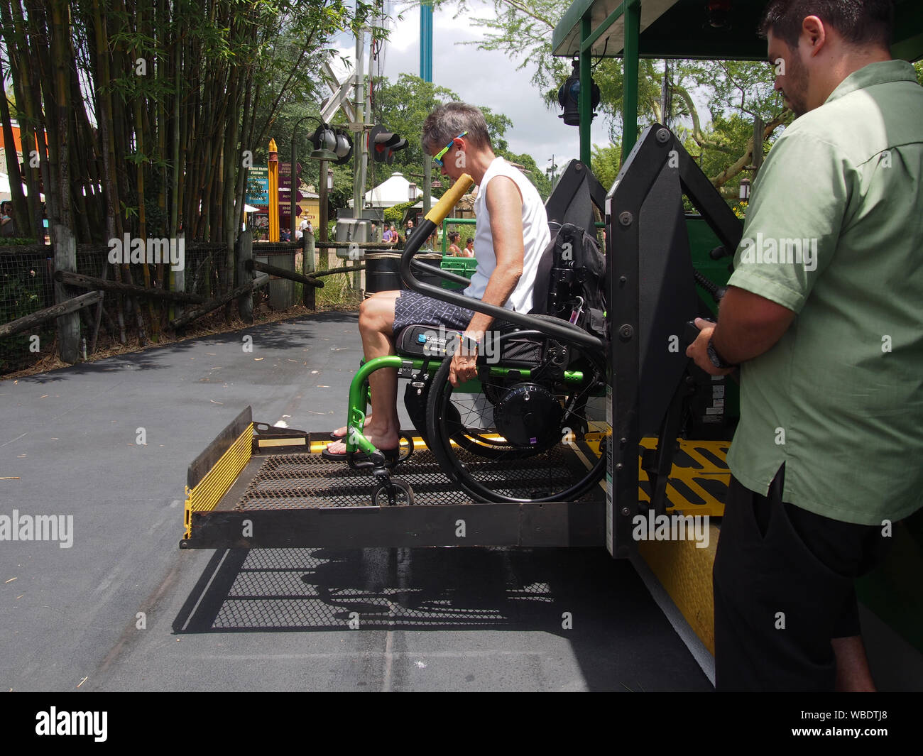 Frau im Rollstuhl boarding Serengeti Express in Busch Gardens Tampa, USA, Juni 20, 2019, © katharine Andriotis Stockfoto