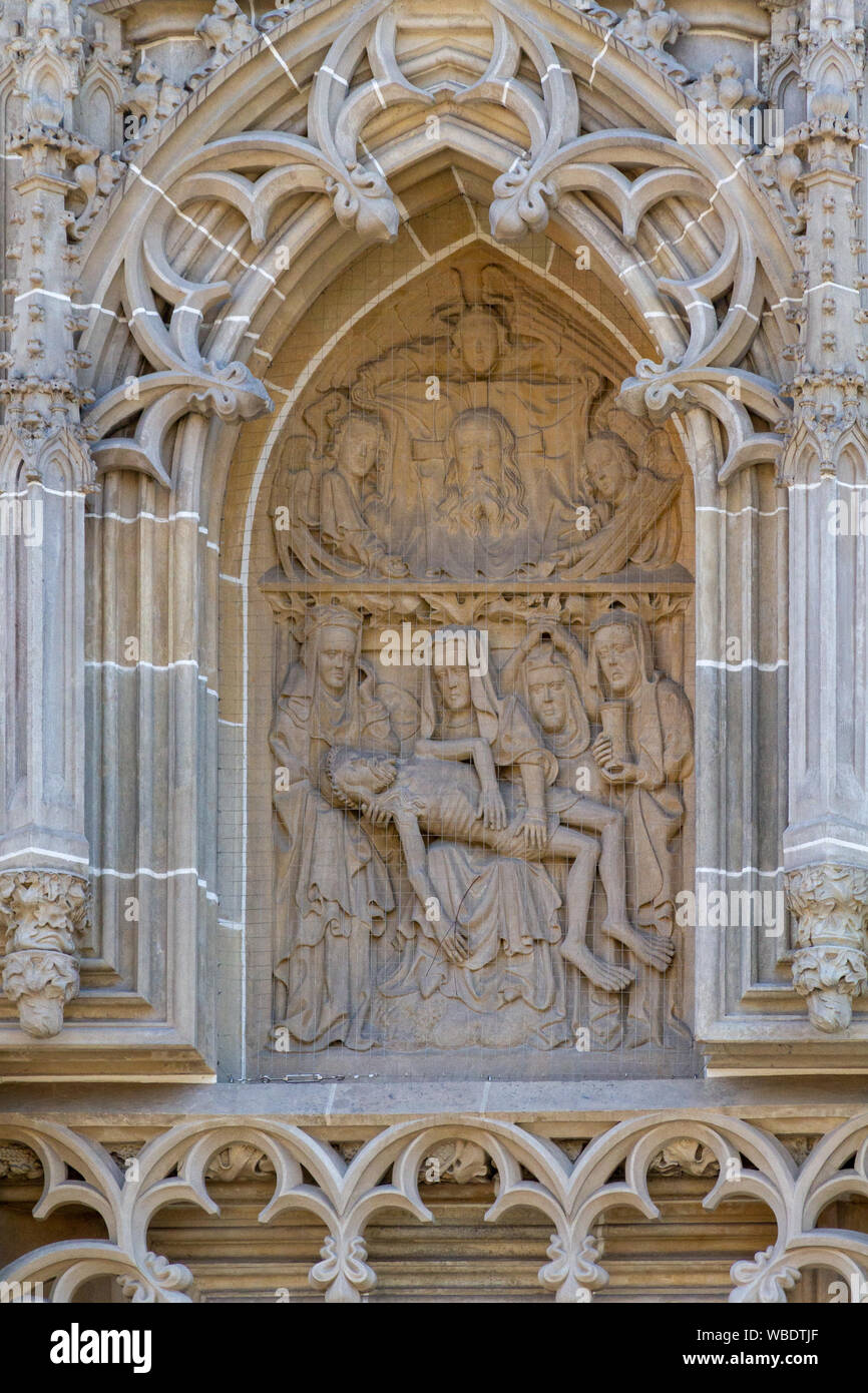 Ein Relief der Pieta über dem Eingang zur Kathedrale der Hl. Elisabeth (Dom Svatej Alzbety). Stockfoto