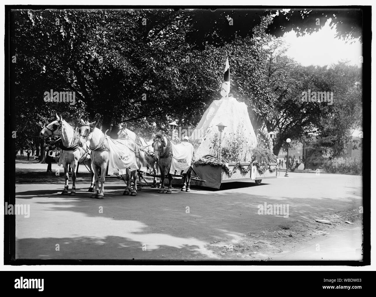 Am 4. Juli Paraden. FLOAT: JAPAN Abstract / Medium: 1 Negativ: Glas; 5 x 7 in. oder kleiner Stockfoto