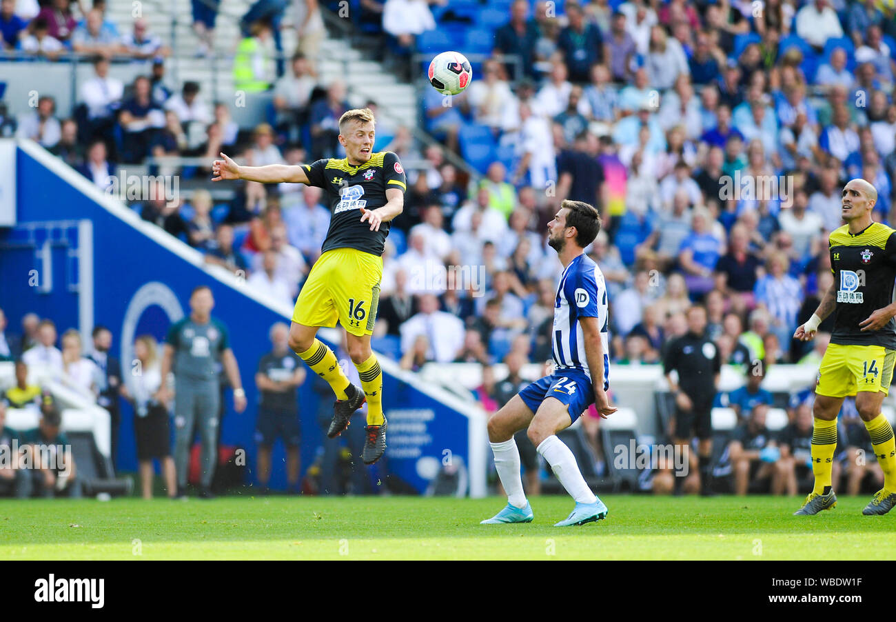 James Ward-Prowse von Southampton leitet die Kugel während der Premier League Match zwischen Brighton und Hove Albion und Southampton an der American Express Community Stadion, Brighton, 24. August 2019 die redaktionelle Nutzung nur klar. Kein Merchandising. Für Fußball Bilder FA und Premier League Einschränkungen Inc. kein Internet/Mobile Nutzung ohne fapl Lizenz - für Details Kontakt Fußball Dataco Stockfoto