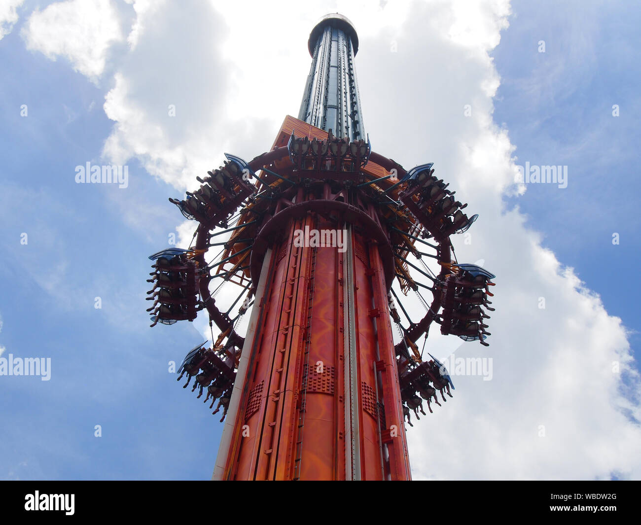 Beine baumelnd auf Falcon's Fury Drop Tower in Busch Gardens Tampa, USA, Juni 20, 2019, © katharine Andriotis Stockfoto