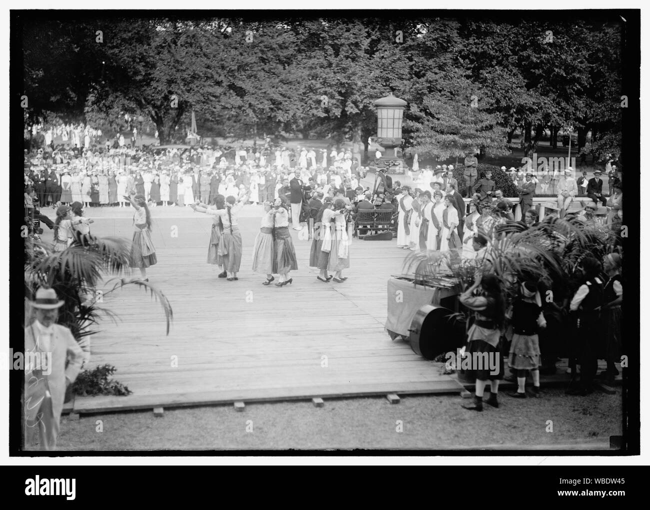 Am 4. Juli. Spanische Tänzerinnen Abstract / Medium: 1 Negativ: Glas; 5 x 7 in. oder kleiner Stockfoto