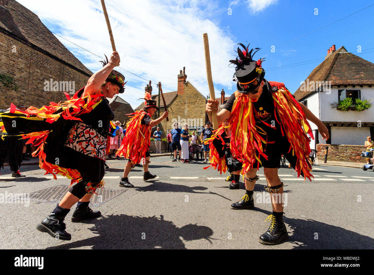 Sandwich Folk und Ale-Festival Veranstaltung. Traditionelle englische Volkstänzer, zackige Phoenix Morris Männer, in ihrem tatter orange Jacken, Tanzen in der Straße. Stockfoto
