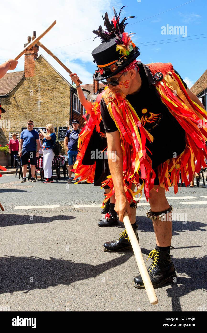 Sandwich Folk und Ale-Festival Veranstaltung. Traditionelle englische Volkstänzer, zackige Phoenix Morris Männer, in ihrem tatter orange Jacken, Tanzen in der Straße. Stockfoto