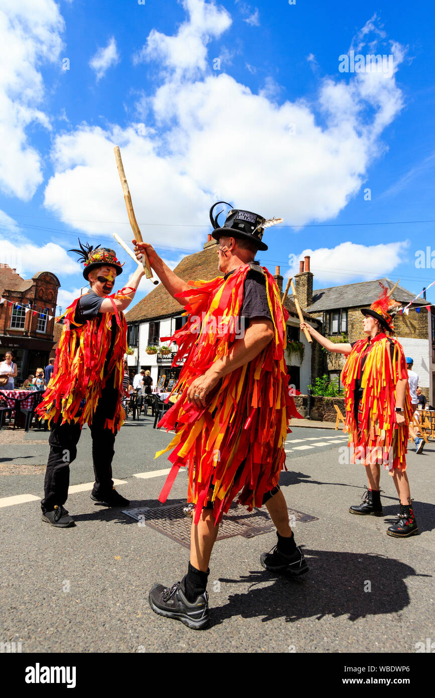 Sandwich Folk und Ale-Festival Veranstaltung. Traditionelle englische Volkstänzer, zackige Phoenix Morris Männer, in ihrem tatter orange Jacken, Tanzen in der Straße. Stockfoto