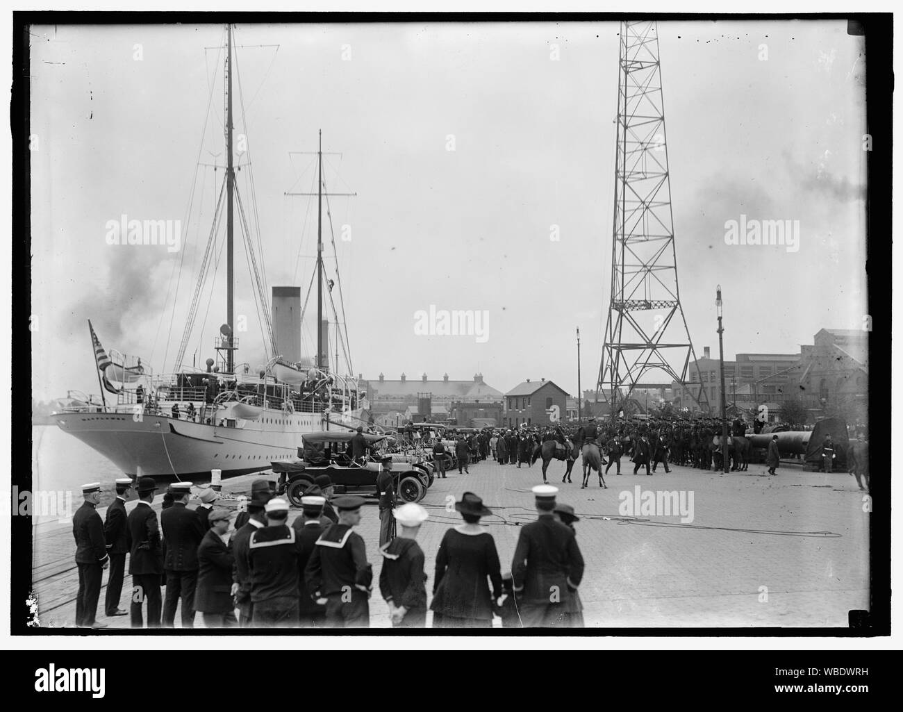 Französische KOMMISSION US-ANKUNFT IN NAVY YARD auf 'MAYFLOWER' Abstract / Medium: 1 Negativ: Glas; 5 x 7 in. oder kleiner Stockfoto