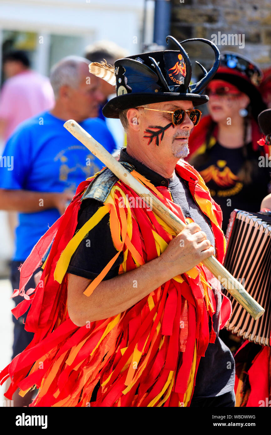Sandwich Folk und Ale-Festival Veranstaltung. Traditionelle englische Volkstänzer, zackige Phoenix Morris Männer, in ihrem tatter orange Jacken, Tanzen in der Straße. Stockfoto