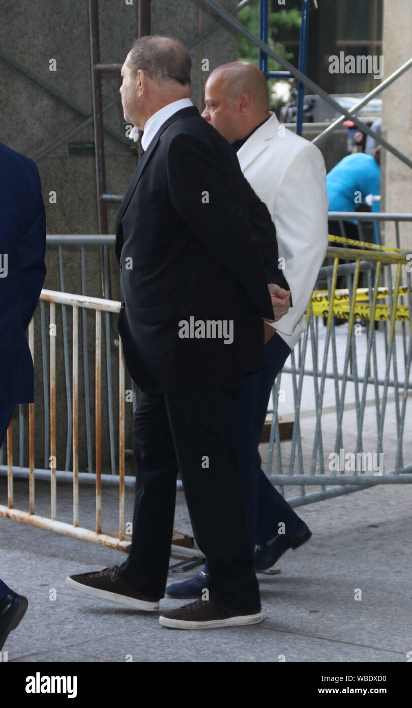 New York, NY, USA. 26 Aug, 2019. Harvey Weinstein verlassen State Supreme Court nach Anhörung neue Anklageschrift, Annabella Sciorra und neue trail Datum Januar 6, 2020 in New York. August 26, 2019 Quelle: Rw/Medien Punch/Alamy leben Nachrichten Stockfoto