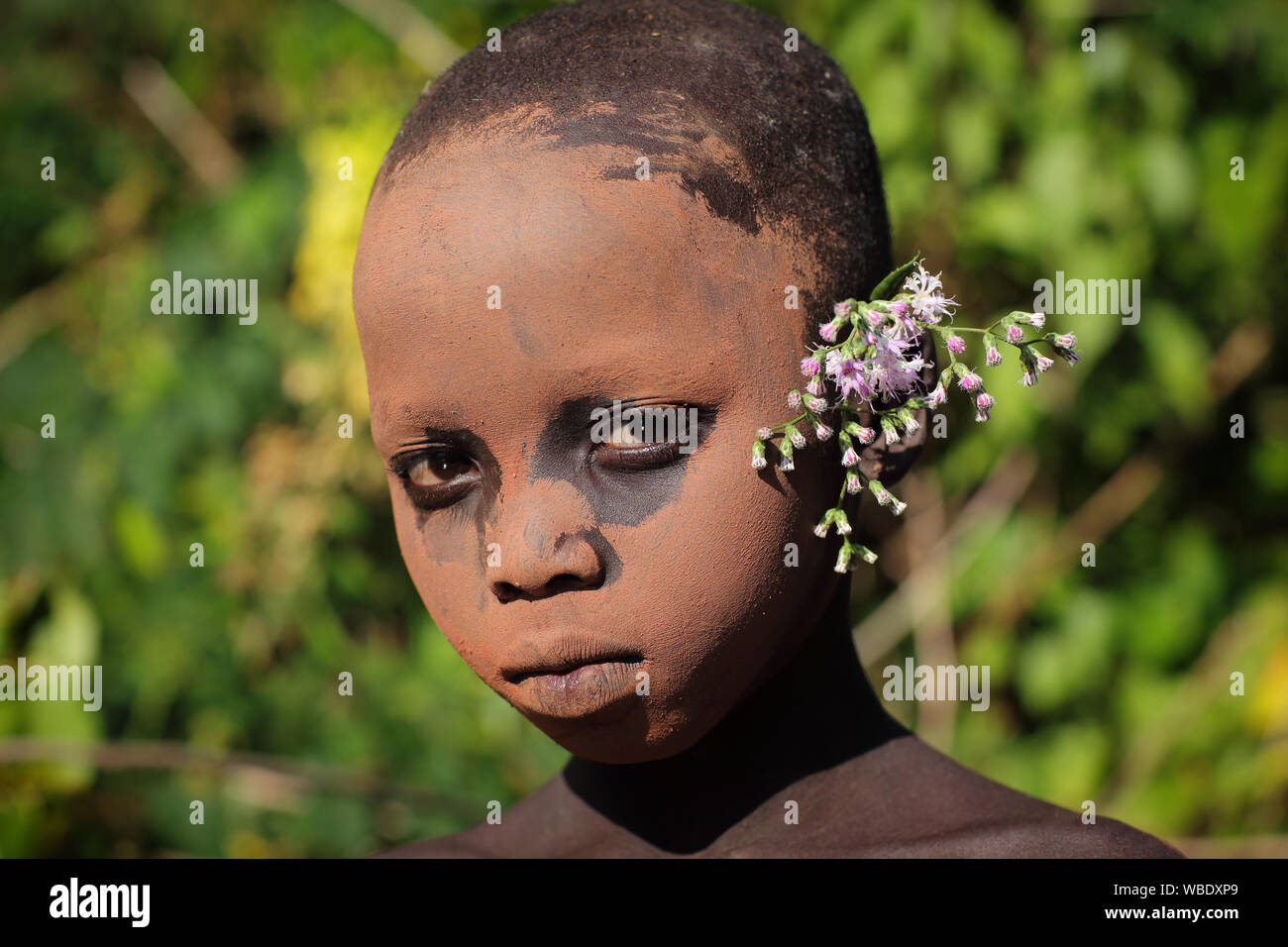 Schöne tribal Suri Mädchen an einer Zeremonie in der Unteren Omo Valley in der Nähe von Kibish, Äthiopien Stockfoto