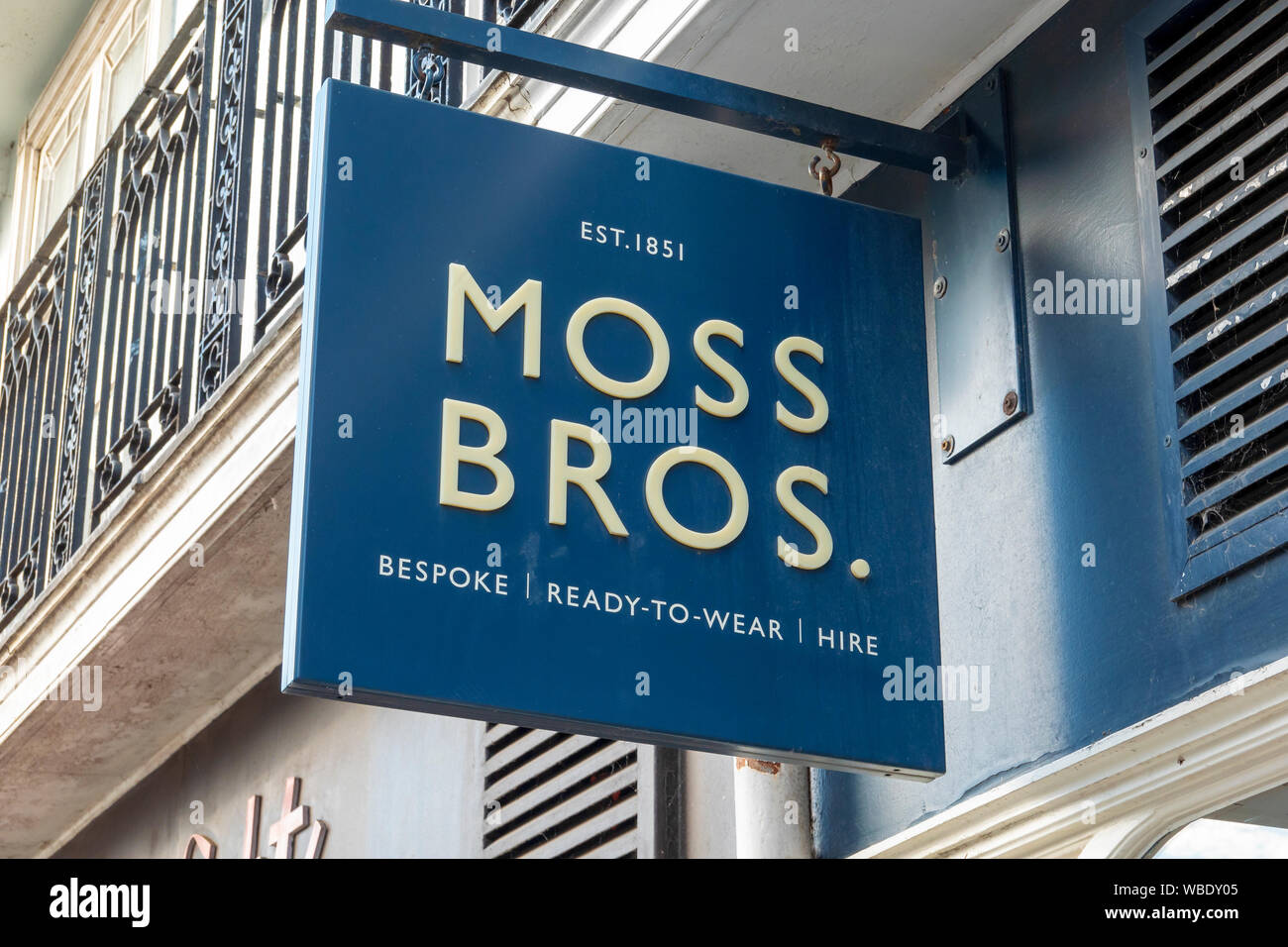 Moss Bros Schneiderei und Kleidung mieten Geschäft Zeichen Stockfoto