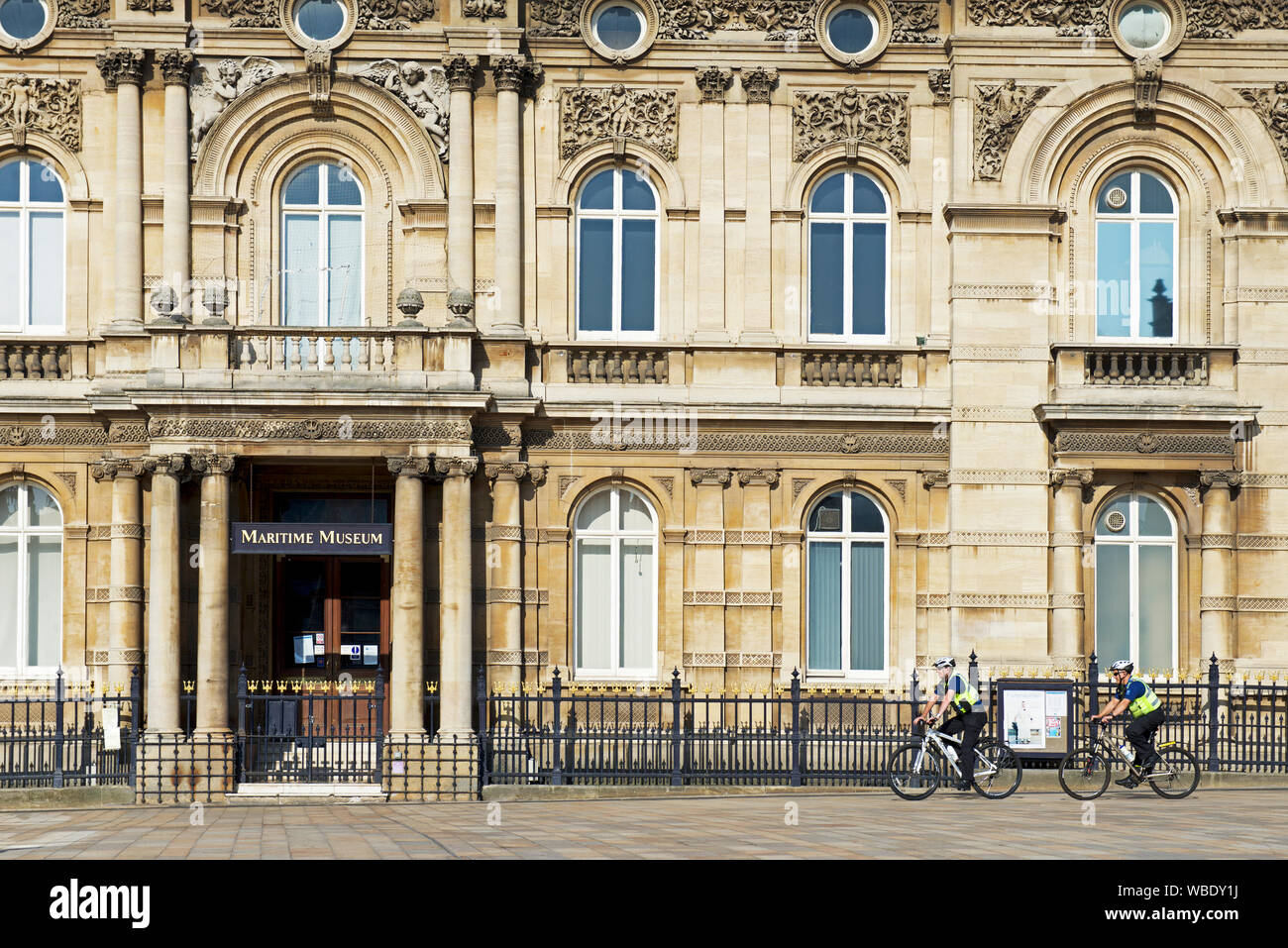 Zwei comunity Polizisten radfahren Vergangenheit das Maritime Museum, Queen Victoria Square, Hull, East Yorkshire, England, Großbritannien Stockfoto